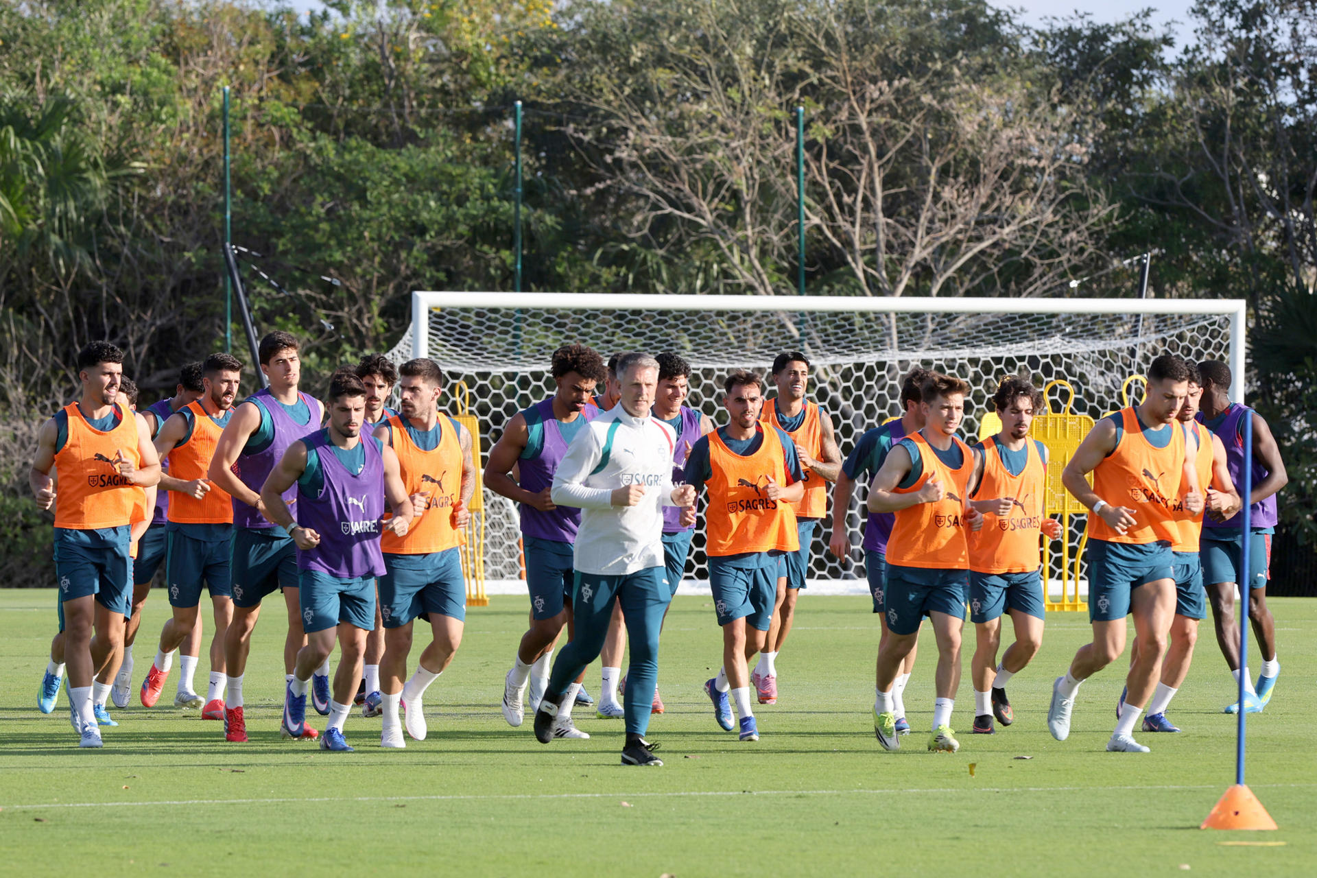 Jugadores de la selección de fútbol de Portugal se entrenan este jueves en Playa del Carmen, en el Caribe mexicano, de cara al partido amistoso de este sábado contra la de México en el renovado estadio Azteca. EFE/Alonso Cupul
MEX8159. CANCÚN (MÉXICO), 26/03/2026.- Jugadores de la selección de fútbol de Portugal entrenan este jueves, previo a un partido amistoso contra México en el balneario de Cancún (México). EFE/Alonso Cupul