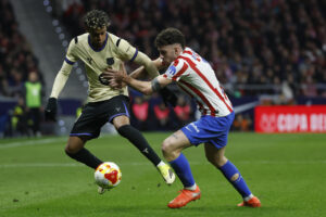 El delantero del FC Barcelona Lamine Yamal (i) pugna con Matteo Ruggeri, del Atlético de Madrid, durante el partido de ida de la semifinales de la Copa del Rey. EFE/Juanjo Martín