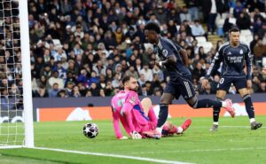 Vinícius Júnior (der.) del Real Madrid marca un gol que fue anulado por fuera de juego durante el partido de vuelta de los octavos de final de la Liga de Campeones entre el Manchester City y el Real Madrid en Mánchester, Reino Unido. EFE/EPA/ADAM VAUGHAN