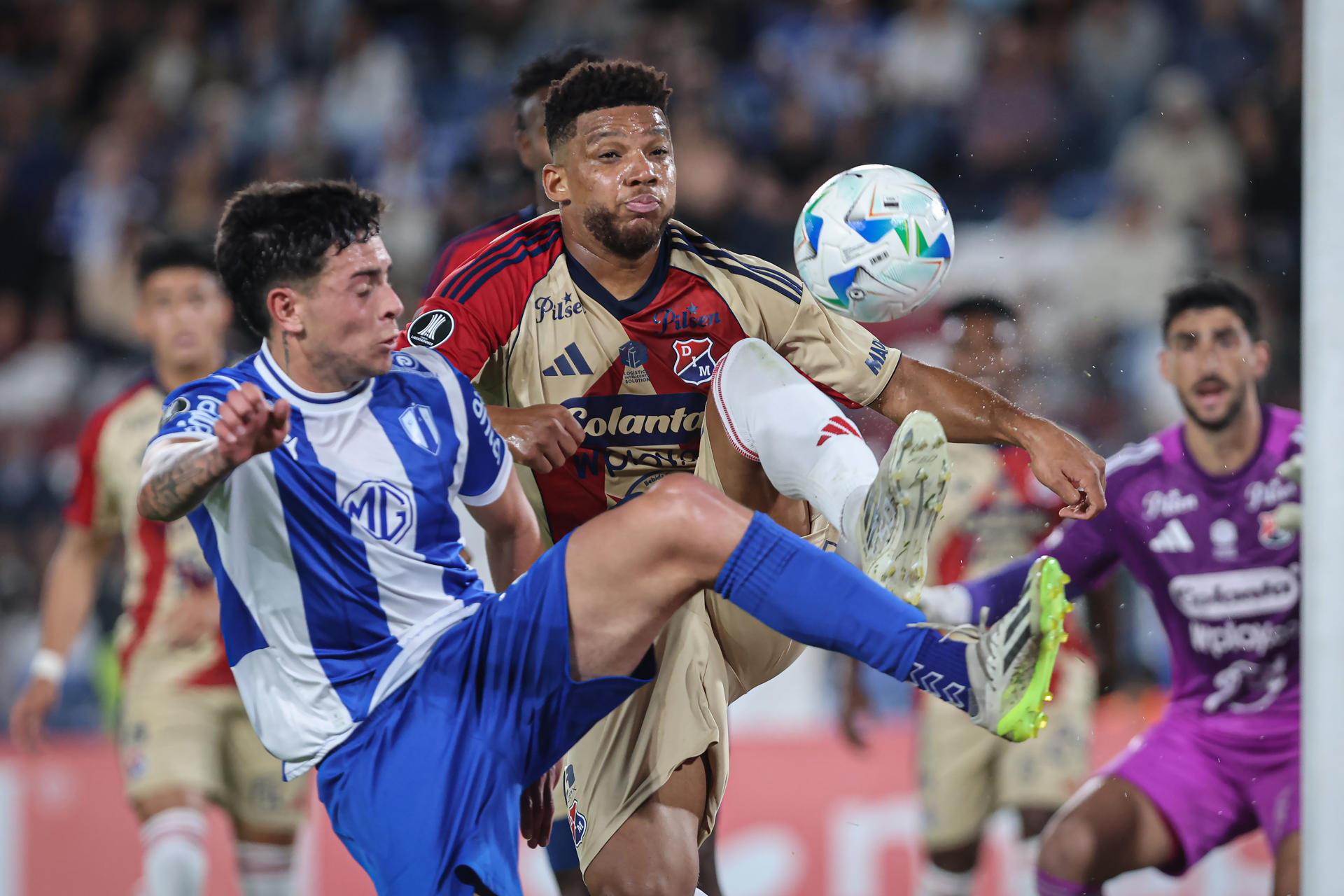 Gonzalo Gómez (i), de Juventud, disputa el balón con Frank Fabra, de Medellín, este jueves durante un partido de la tercera fase previa de la Copa Libertadores jugado en el estadio Gran Parque Central de Montevideo. EFE/ Gastón Britos 