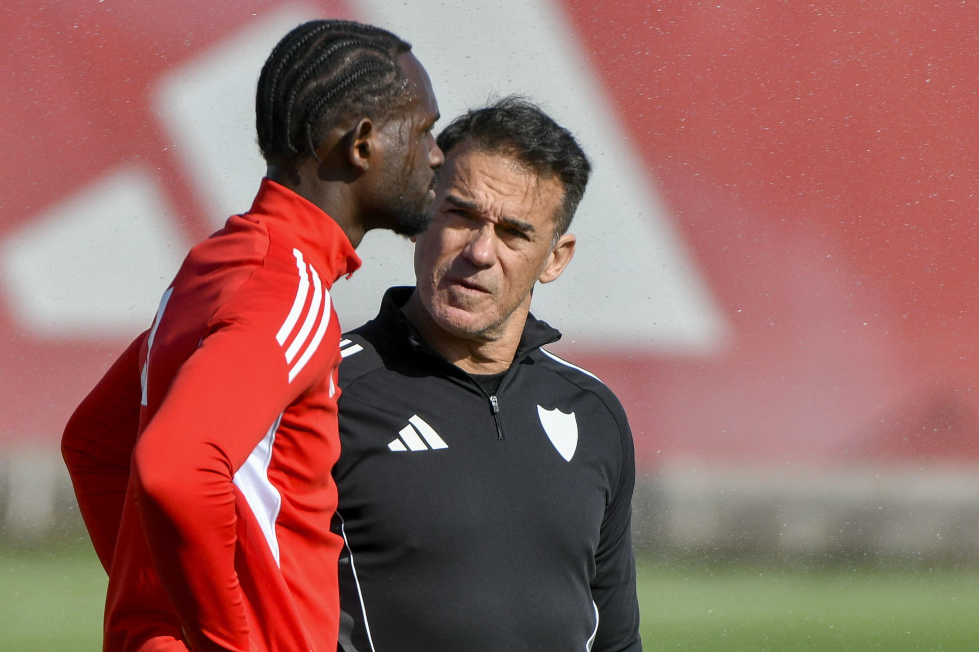 El nuevo técnico del Sevilla, Luis García Plaza (d), y el jugador Tanguy Nianzou, durante el entrenamiento de este miércoles en la ciudad deportiva sevillista. EFE/ Raúl Caro