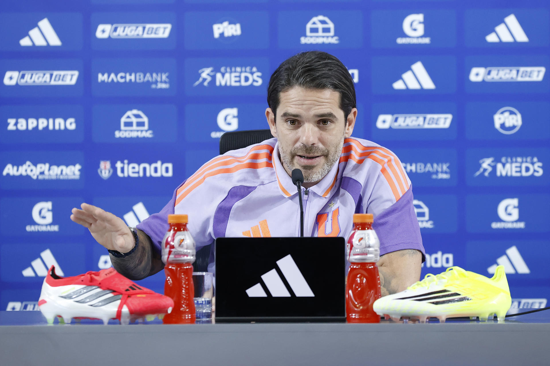 El argentino Fernando Gago responde una pregunta durante la rueda de prensa en la que fue presentado como nuevo técnico de la Universidad de Chile. EFE/ Elvis González
