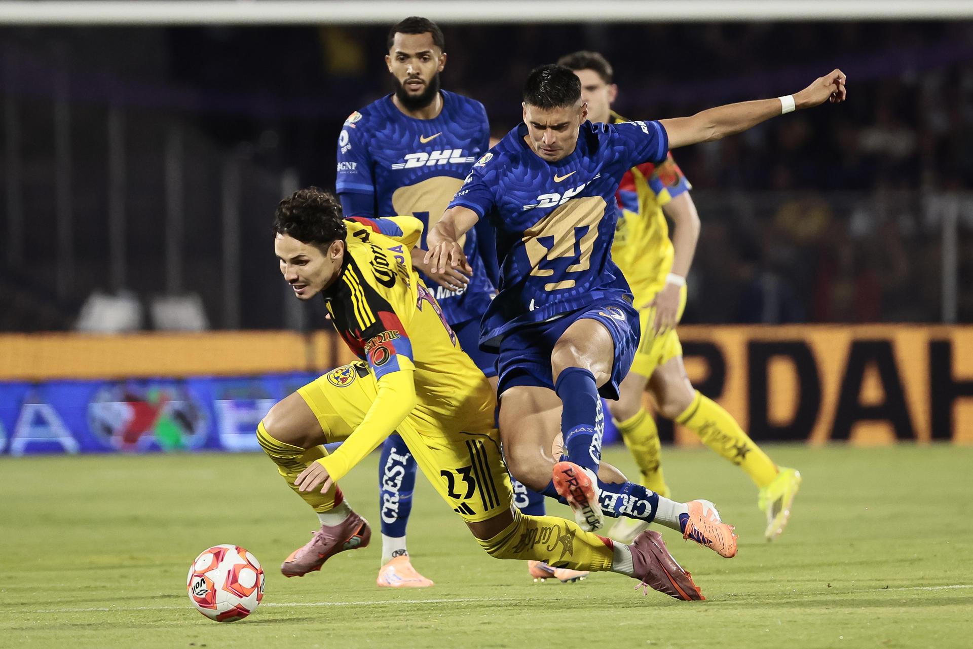 Guillermo Martínez (d) de Pumas disputa el balón con Raphael Cavalcante de América este sábado durante un partido jugado en el Estadio Olímpico Universitario en Ciudad de México. EFE/José Méndez