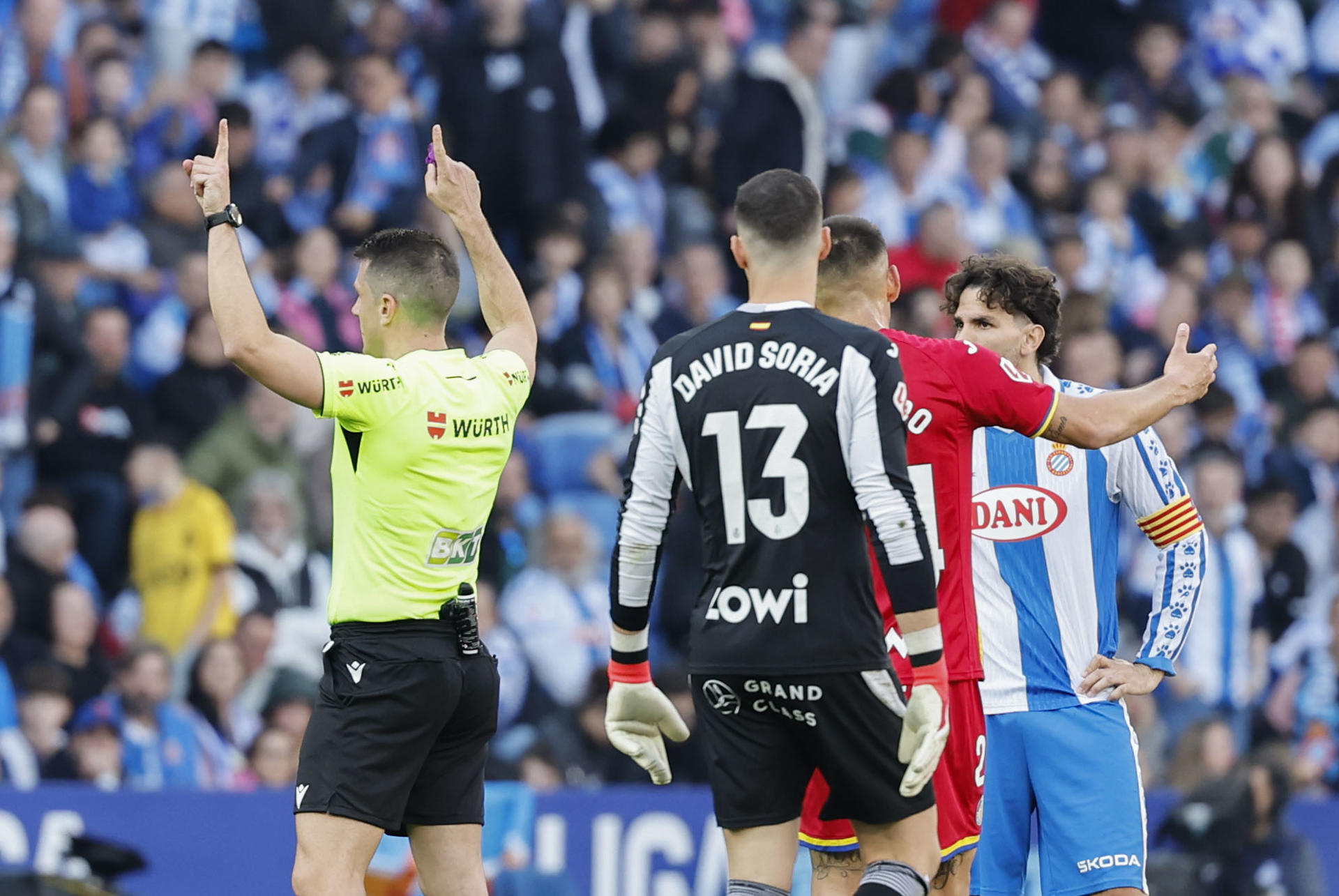 El árbitro del encuentro Díaz de Mera Escuderos, anula un gol durante el partido de la jornada 29 de LaLiga EA Sports entre el Espanyol y el Getafe, en el RCDE Stadium en Barcelona.-EFE/ Toni Albir