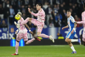 El defensa del Real Oviedo Nacho Vidal (i) intenta controlar el balón durante el partido de la jornada 27 de LaLiga que RCD Espanyol y Real Oviedo disputaron en el RCDE Stadium. EFE/Enric Fontcuberta