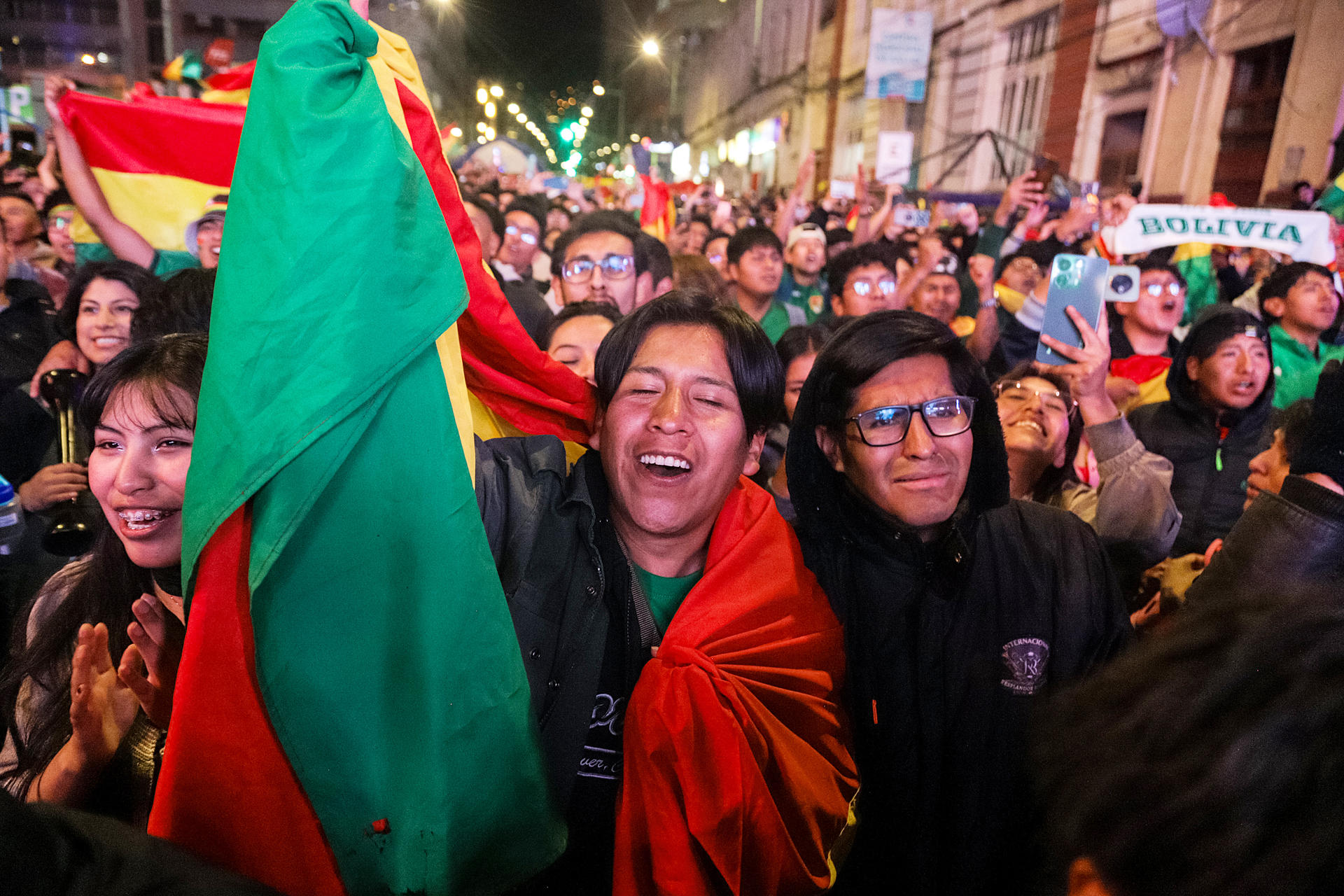 Centenas de aficionados salieron a las calles de La Paz este jueves para celebrar la victoria de remontada por 1-2 de la Verde sobre Surinam en busca de un cupo en el Mundial. EFE/ Gabriel Márquez.