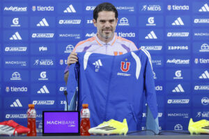 El argentino Fernando Gago sostiene la camiseta de la Universidad de Chile, el equipo al que llega como nuevo entrenador. EFE/ Elvis González