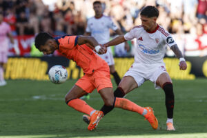 El delantero del Barcelona Ferrán Torres, y el defensa del Sevilla José Carmona, durante el partido de la jornada 8 de Laliga EA Sports, en el estadio Sánchez-Pizjuán en Sevilla.-EFE/ Julio Muñoz