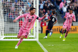 Lionel Messi celebra este sábado el gol anotado para la victoria del Inter Miami sobre el DC Uniteden el M&T Bank Stadium de Baltimore. EFE/ Octavio Guzmán