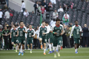 Jugadores de México calientan durante un partido amistoso entre México y Portugal en el estadio Banorte de Ciudad de México (México). EFE/ José Méndez