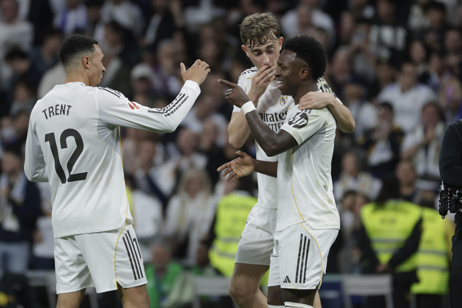 El delantero del Real Madrid Vinicius Junior (d) celebra con sus compañeros tras marcar el 3-2, durante el partido de la jornada 29 de LaLiga que Real Madrid y Atlético de Madrid disputan este domingo en el estadio Santiago Bernabéu. EFE/Juanjo Martín