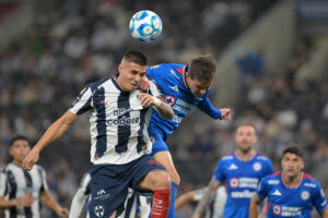 Uros Durdevic (i), de Monterrey, disputa el balón con Amaury Garcia, de Cruz Azul, este sábado,en un partido de la Liga MX, en el estadio BBVA en Guadalupe (México). EFE/Miguel Sierra