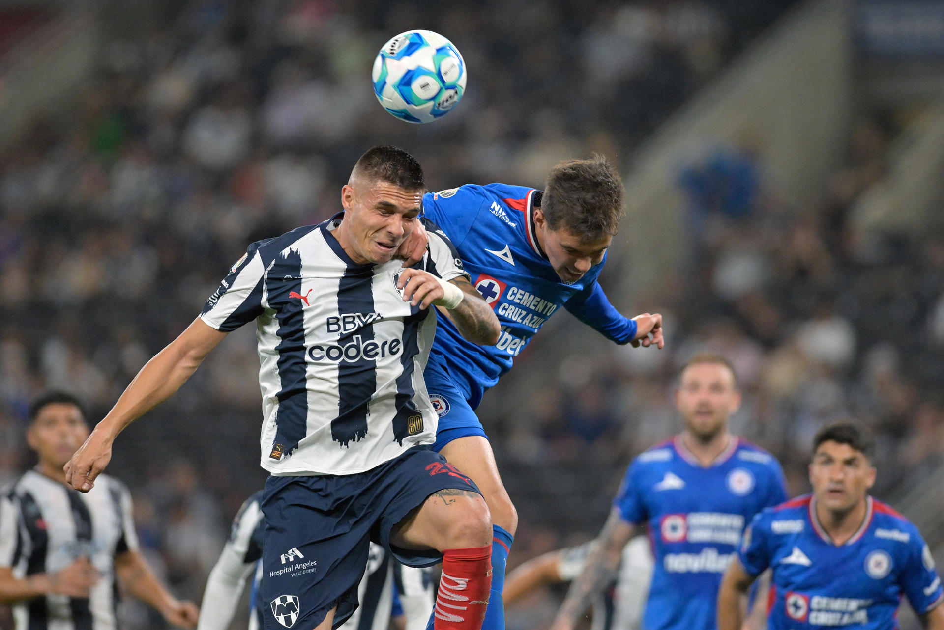 Argentinos Rotondi y Palavecino hacen líder a Cruz Azul en casa de Rayados