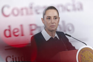 La presidenta de México, Claudia Sheinbaum, habla en una rueda de prensa este jueves en Palacio Nacional de la Ciudad de México (México). EFE/Isaac Esquivel
