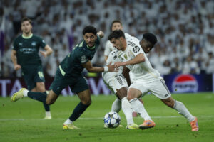 El centrocampista del Real Madrid, Brahim Díaz (d), se lleva el balón ante el delantero egipcio del Manchester City, Omar Marmoush, den el estadio Santiago Bernabéu, en Madrid en foto de archivo de Juanjo Martín. EFE