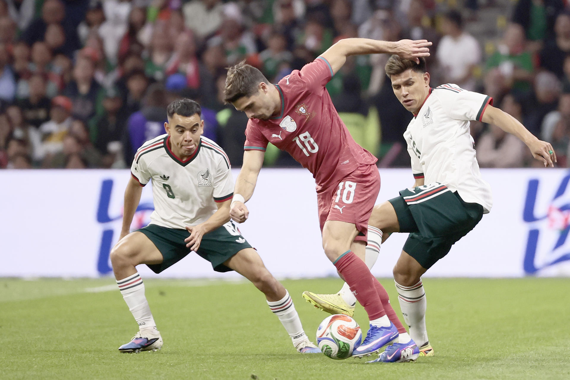México «sobrevivió» al acoso de Portugal y empató sin goles en el Estadio Azteca