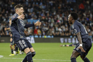 El centrocampista del Real Madrid Federico Valverde (i) celebra su gol, segundo del equipo blanco, durante el partido de la jornada 27 de LaLiga que Celta de Vigo y Real Madrid disputaron en el estadio de Balaídos, en Vigo. EFE/ Lavandeira Jr
