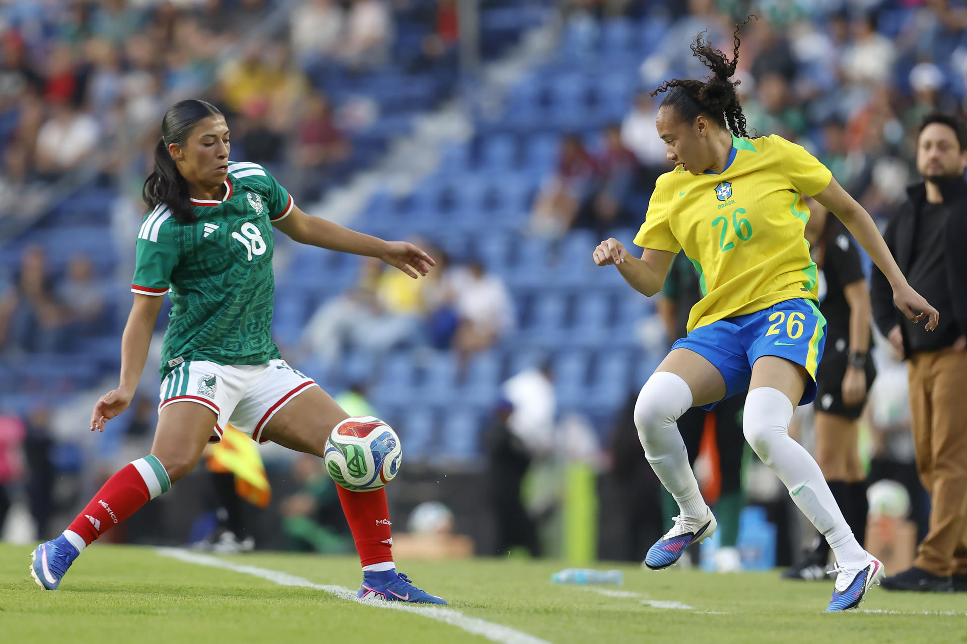 Reyna Reyes (i), de México, disputa el balón con Aline Gomes, de Brasil, durante un partido amistoso entre México y Brasil en el estadio Ciudad de los Deportes en Ciudad de México (México). EFE/Sáshenka Gutiérrez