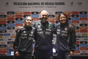 Las jugadoras de la selección mexicana de fútbol Rebeca Bernal (d), Jaqueline Ovalle (i) y el entrenador Pedro López posan durante una rueda de prensa este jueves, en Ciudad de México (México). EFE/ Sáshenka Gutiérrez