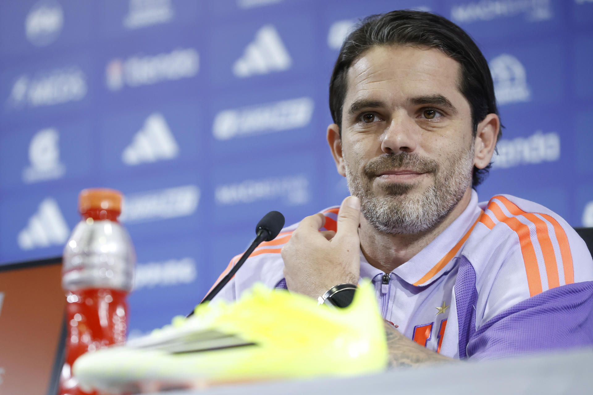 El argentino Fernando Gago es interrogado durante la rueda de prensa en la que fue presentado como nuevo entrenador de la Universidad de Chile. EFE/ Elvis González
