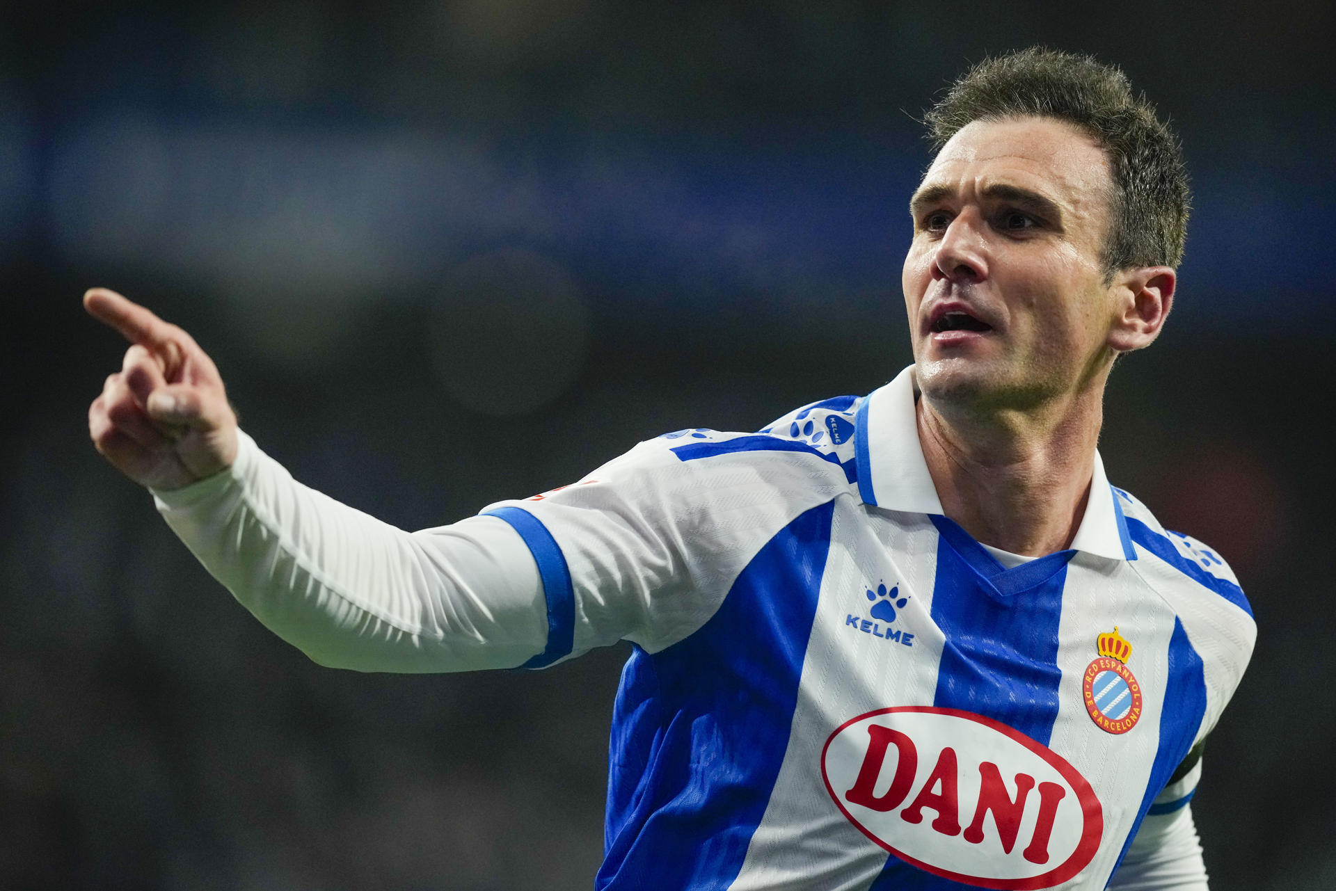 El delantero centro del Espanyol Kike García celebra tras conseguir el 1-1 del empate durante el partido de la jornada 27 de LaLiga que RCD Espanyol y Real Oviedo disputan en el RCDE Stadium. EFE/Enric Fontcuberta
