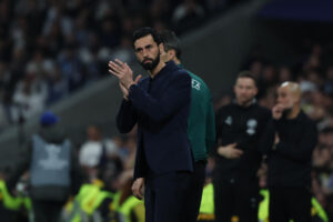 El técnico del Real Madrid, Álvaro Arbeloa, durante el encuentro correspondiente a la ida de los octavos de final de la Liga de Campeones que Real Madrid y Manchester City disputan este miércoles en el estadio Santiago Bernabéu, en Madrid. EFE/Kiko Huesca.