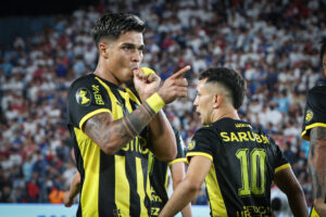 Matías Arezo, de Peñarol, celebra un gol en un partido de la Primera División de Uruguay entre Nacional y Peñarol en el estadio Gran Parque Central, en Montevideo (Uruguay). EFE/Gastón Britos