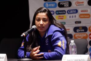 La jugadora de la selección brasileña de fútbol Duda Sampaio habla en una rueda de prensa este jueves, en Ciudad de México (México). EFE/ Sáshenka Gutiérrez