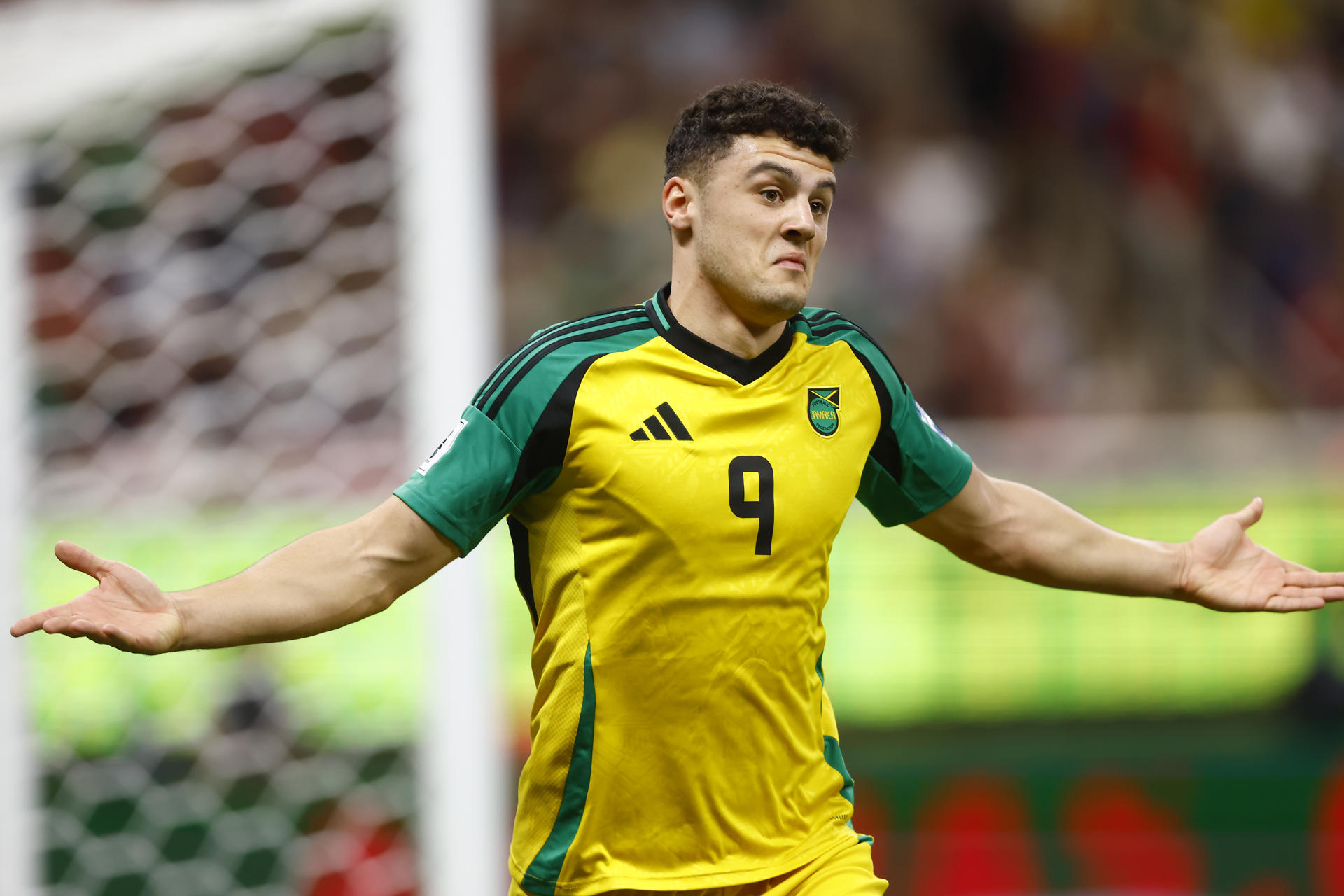 El punta Bailey Cadamarteri anotó este jueves el único gol que bastó a la selección de Jamaica para derrotar por 0-1 a la de Nueva Caledonia en el estadio Akron de Guadalajara y avanzar a la final de la repesca intercontinental contra República Democrática del Congo, el 31 de marzo por un cupo en el Mundial. EFE/ Francisco Guasco