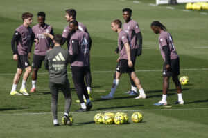 Los jugadores del Real Madrid durante el entrenamiento este viernes en Valdebebas, preparatorio del partido de LaLiga que disputa mañana sábado frente al Elche.-EFE/ Javier Lizón