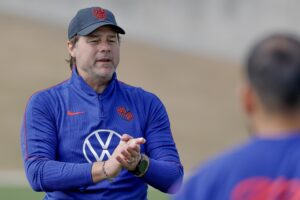 El argentino Mauricio Pochettino negó este lunes que esté negociando con el Real Madrid o el Tottenham de cara a la próxima temporada y abrió la puerta a seguir como seleccionador de Estados Unidos después del Mundial. EFE/EPA/ERIK S. LESSER