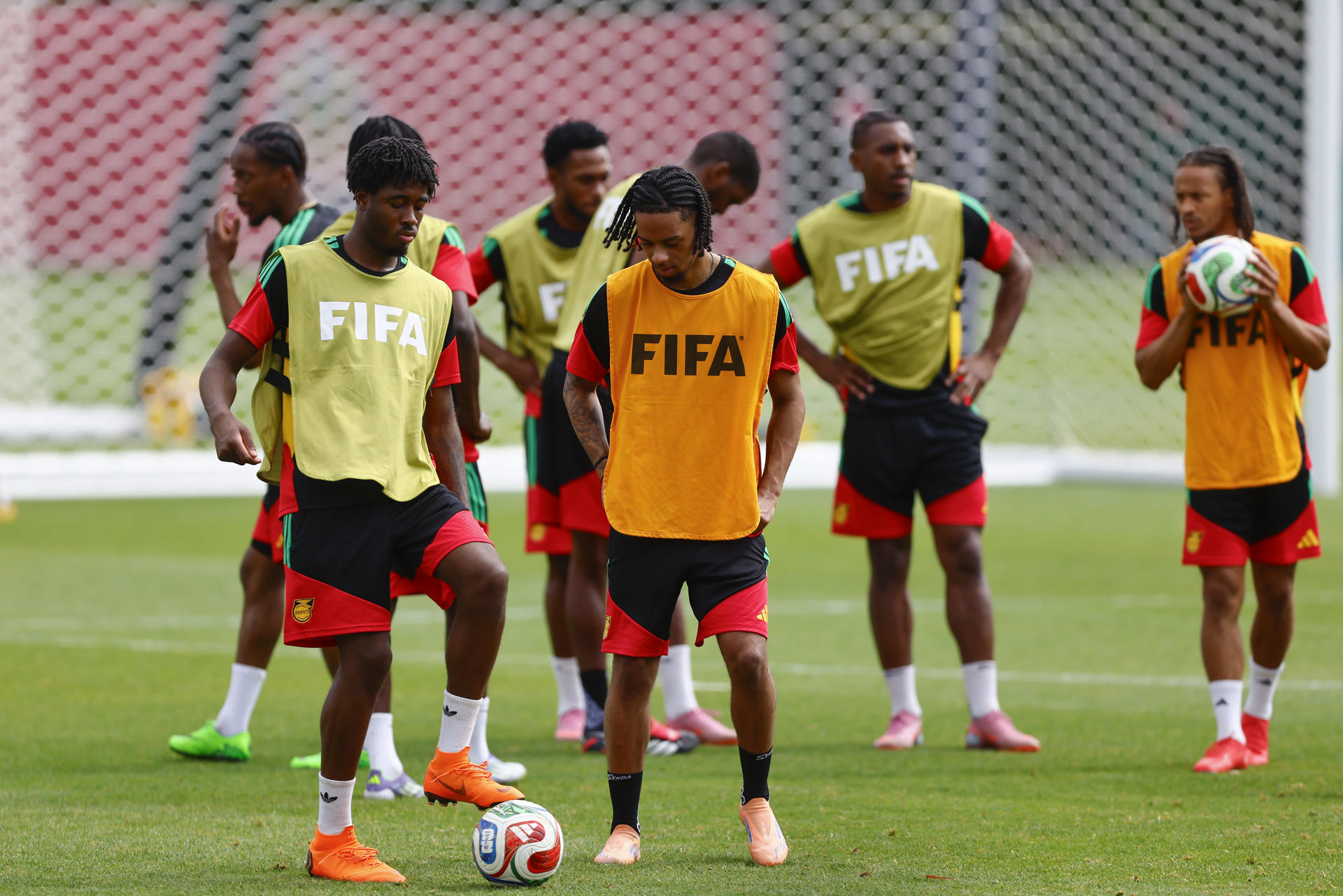 Jugadores de la selección de Jamaica participan en un entrenamiento este lunes, en la ciudad de Guadalajara (México). EFE/ Francisco Guasco 