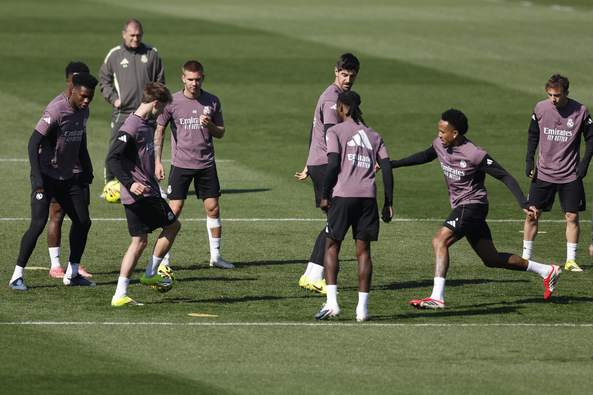 .-Los jugadores del Real Madrid durante el entrenamiento este viernes en Valdebebas, preparatorio del partido de LaLiga que disputa mañana sábado frente al Elche.-EFE/ Javier Lizón 