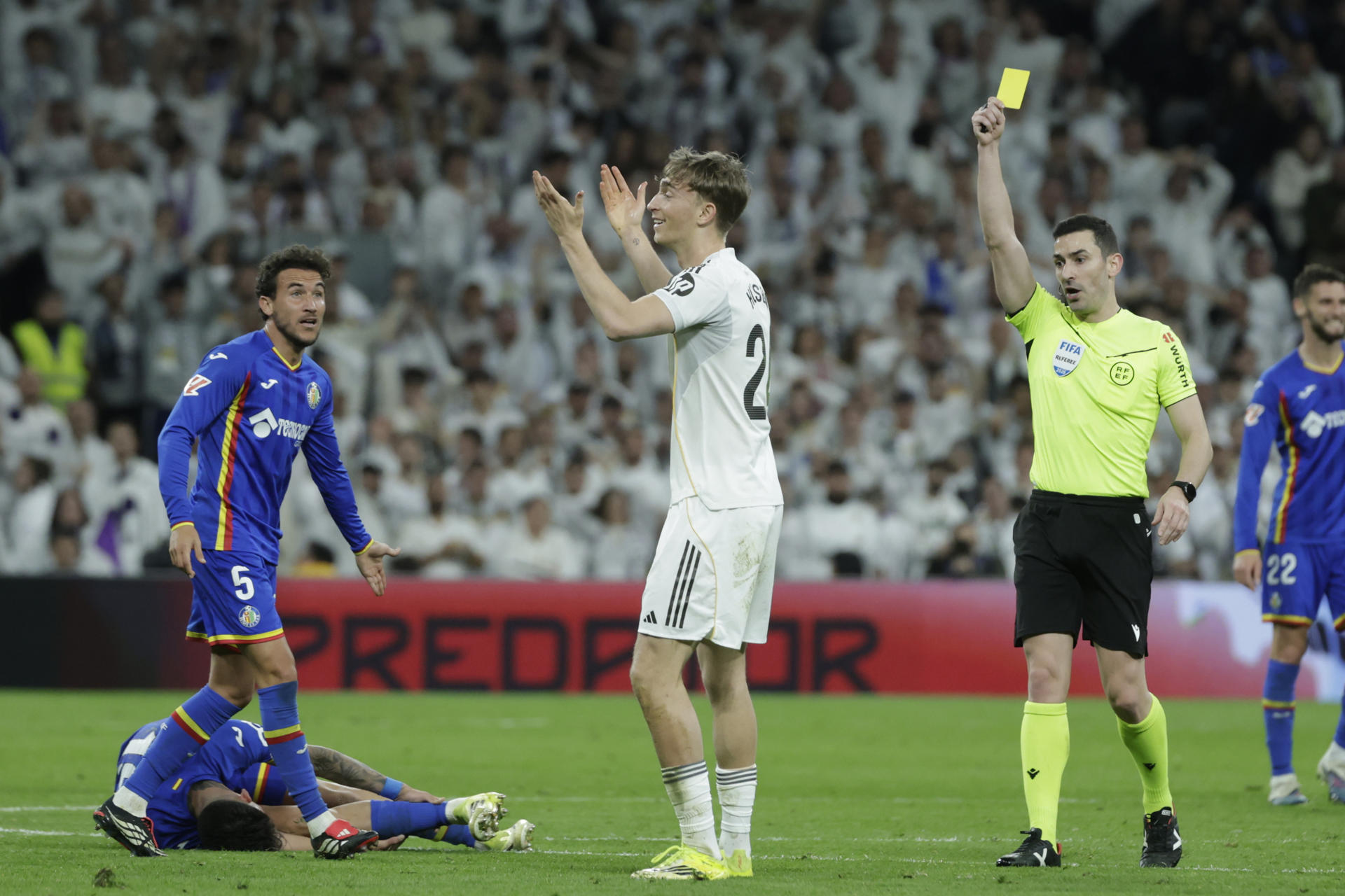 El defensa del Real Madrid Dean Huijsen ve una cartulina amarilla durante el encuentro correspondiente a la jornada 26 de Laliga EA Sports que disputan Real Madrid y Getafe en el estadio Santiago Bernabéu, en Madrid. EFE / Juanjo Martín
