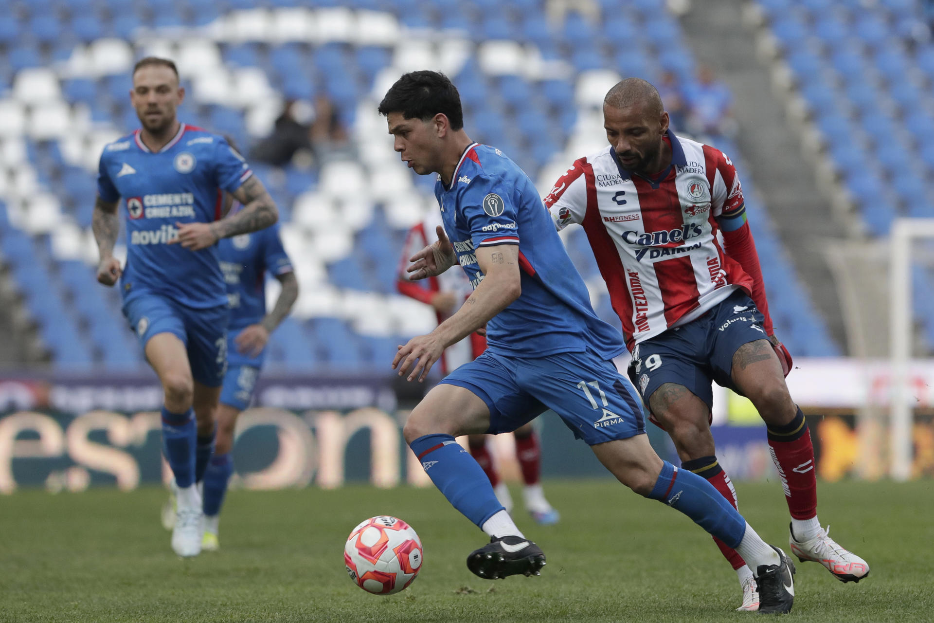 Amaury García (i), de Cruz Azul, disputa un balón con Joao Geraldino, de Atlético San Luis, en un partido de la jornada 10 del torneo Clausura 2026 de la Liga MX, en el estadio Cuauhtémoc en Puebla (México). EFE/ Hilda Ríos 