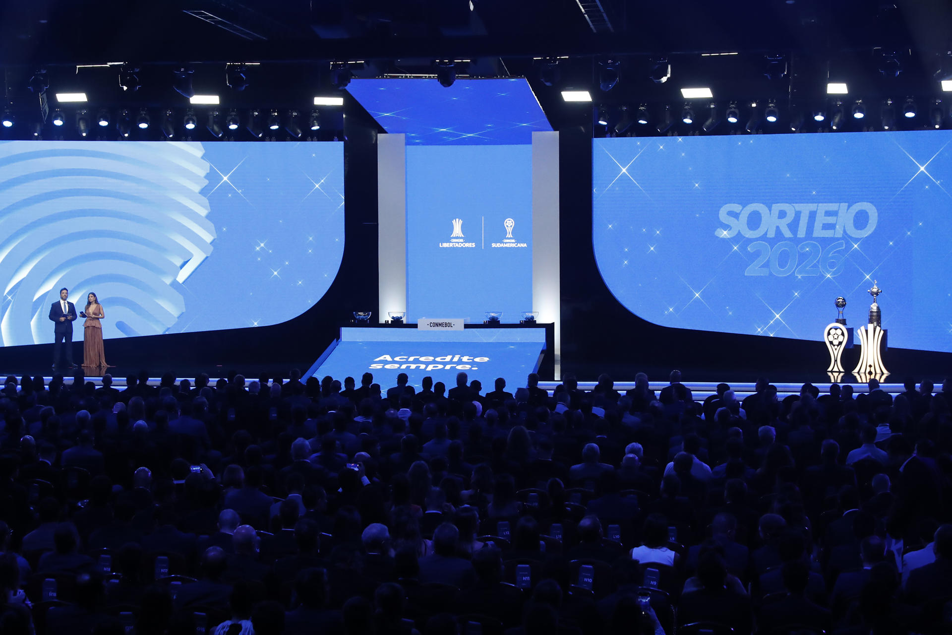 Fotografía que muestra a los asistentes al sorteo de las fases de grupos de la Copa Sudamericana y Copa Libertadores de 2026 este jueves, en Luque (Paraguay). EFE/ Juan Pablo Pino
