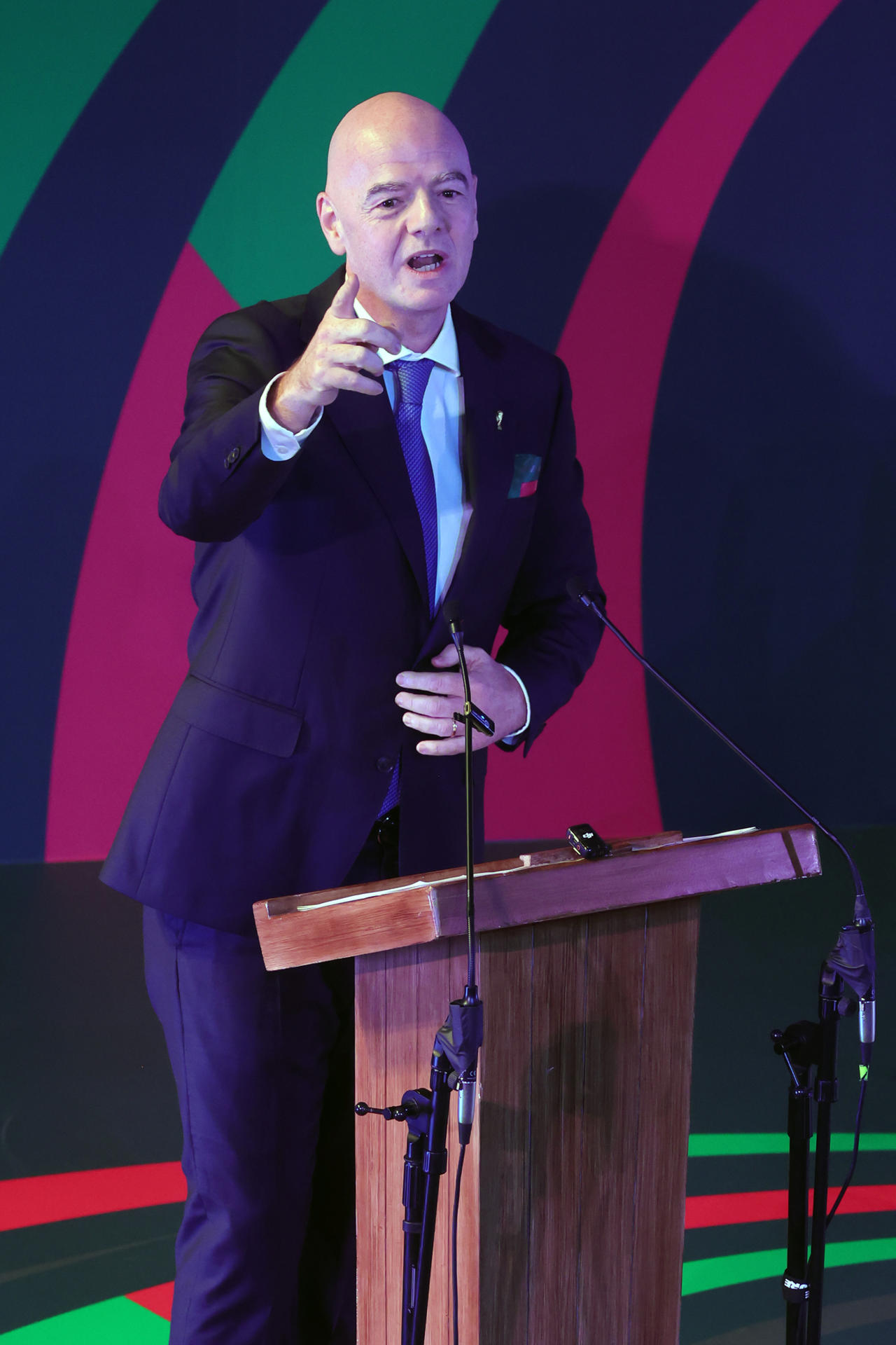 El presidente de la FIFA, el suizo Gianni Infantino, habla durante la inauguración de la exposición 'Álbum épico' en Ciudad de México (México). EFE/Madla Hartz
