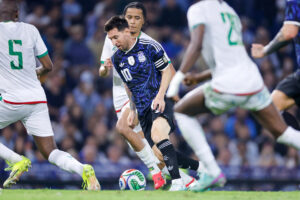 Lionel Messi, de Argentina, controla el balón en un partido amistoso ante Mauritania en el estadio La Bombonera, en Buenos Aires. EFE/Juan Ignacio Roncoroni