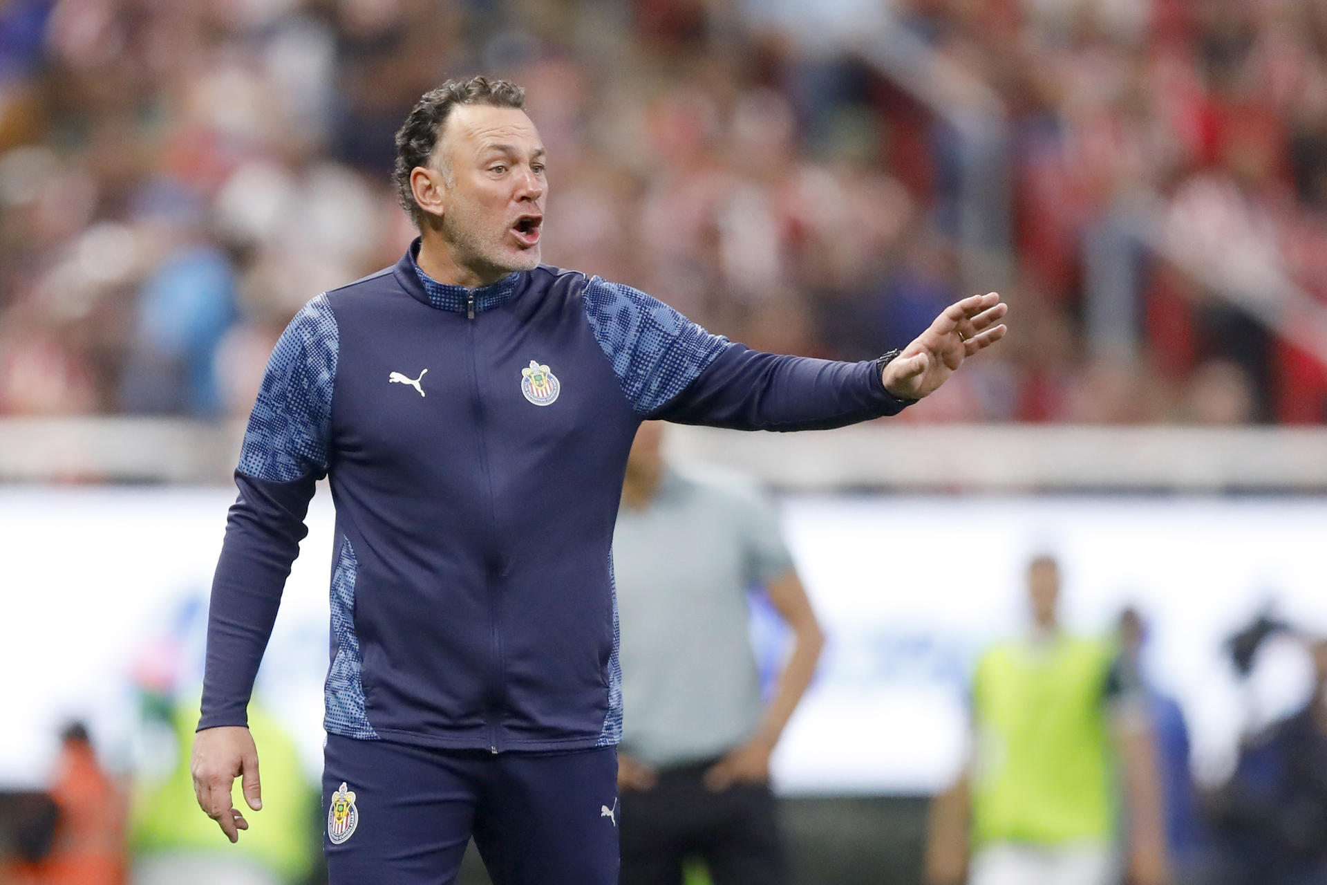 Gabriel Milito, entrenador de Guadalajara, dirige este miércoles, durante un partido del torneo clausura 2026 de la Liga MX entre Guadalajara y León en el Estadio Akron, en Guadalajara, Jalisco (México). EFE/ Francisco Guasco 
