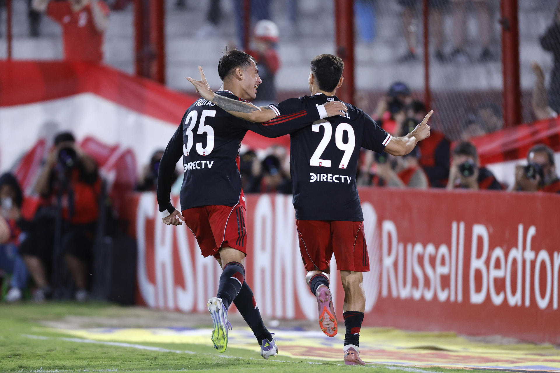 Gonzalo Montiel (d), de River Plate, celebra su gol de penalti con el que River Plate venció por 1-2 a Huracán en el estreno de Eduardo Coudet como nuevo técnico del club 'Millonario'. EFE/ Juan Ignacio Roncoroni 