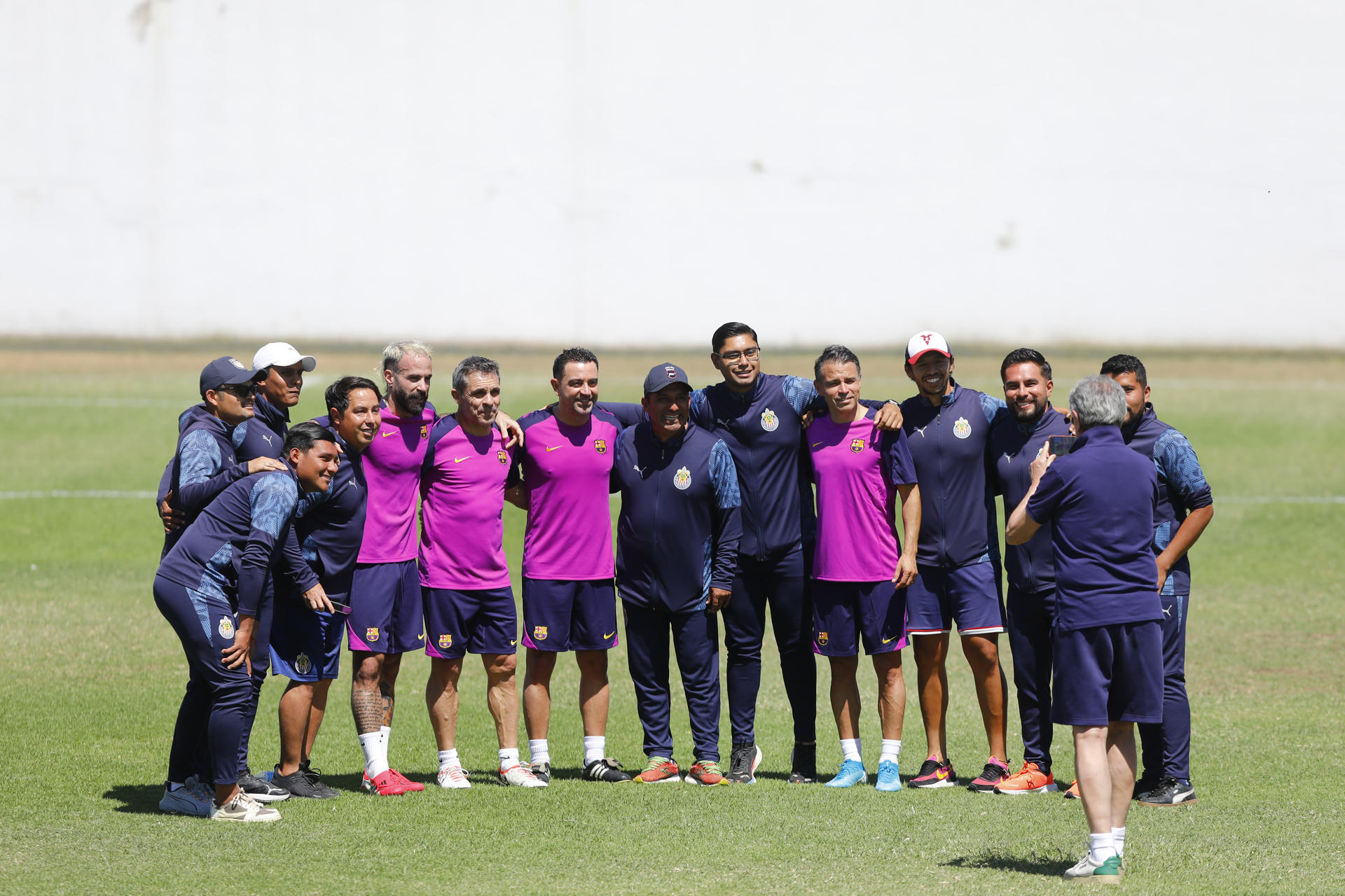 Exjugadores del Barcelona posan al finalizar un entrenamiento este lunes, previo al partido amistoso 'Copa de Leyendas' entre Barcelona y Real Madrid en Guadalajara (México). EFE/ Francisco Guasco
