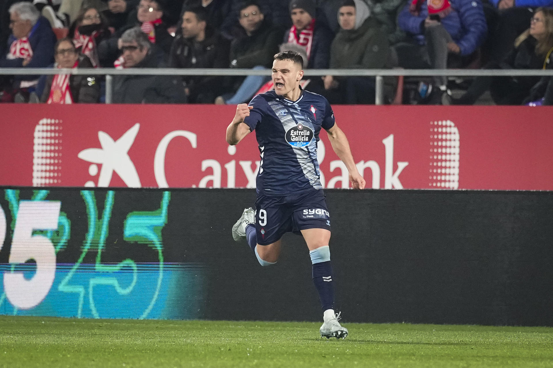 El delantero del Celta de Vigo Ferrán Jutglà celebra su gol contra el Girona, durante el partido de la jornada 26 de LaLiga entre el Girona FC y el RC Celta, este domingo en el estadio municipal de Montilivi.EFE/ David Borrat