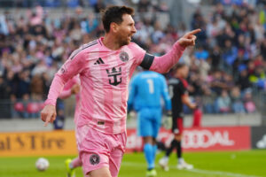 Lionel Messi celebra este sábado el gol anotado para la victoria del Inter Miami sobre el DC Uniteden el M&T Bank Stadium de Baltimore. EFE/ Octavio Guzmán