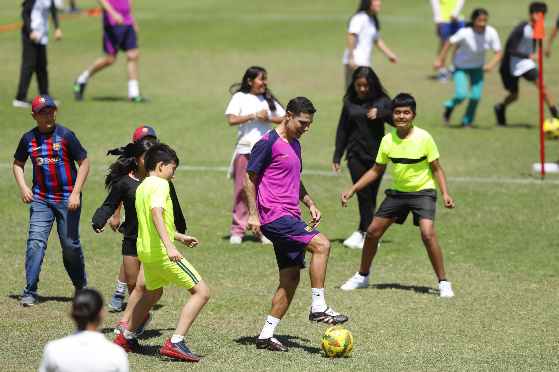 El exjugador del Barcelona Rafael Márquez (c) participa en un entrenamiento este lunes, previo al partido amistoso 'Copa de Leyendas' entre Barcelona y Real Madrid en Guadalajara (México). EFE/ Francisco Guasco
