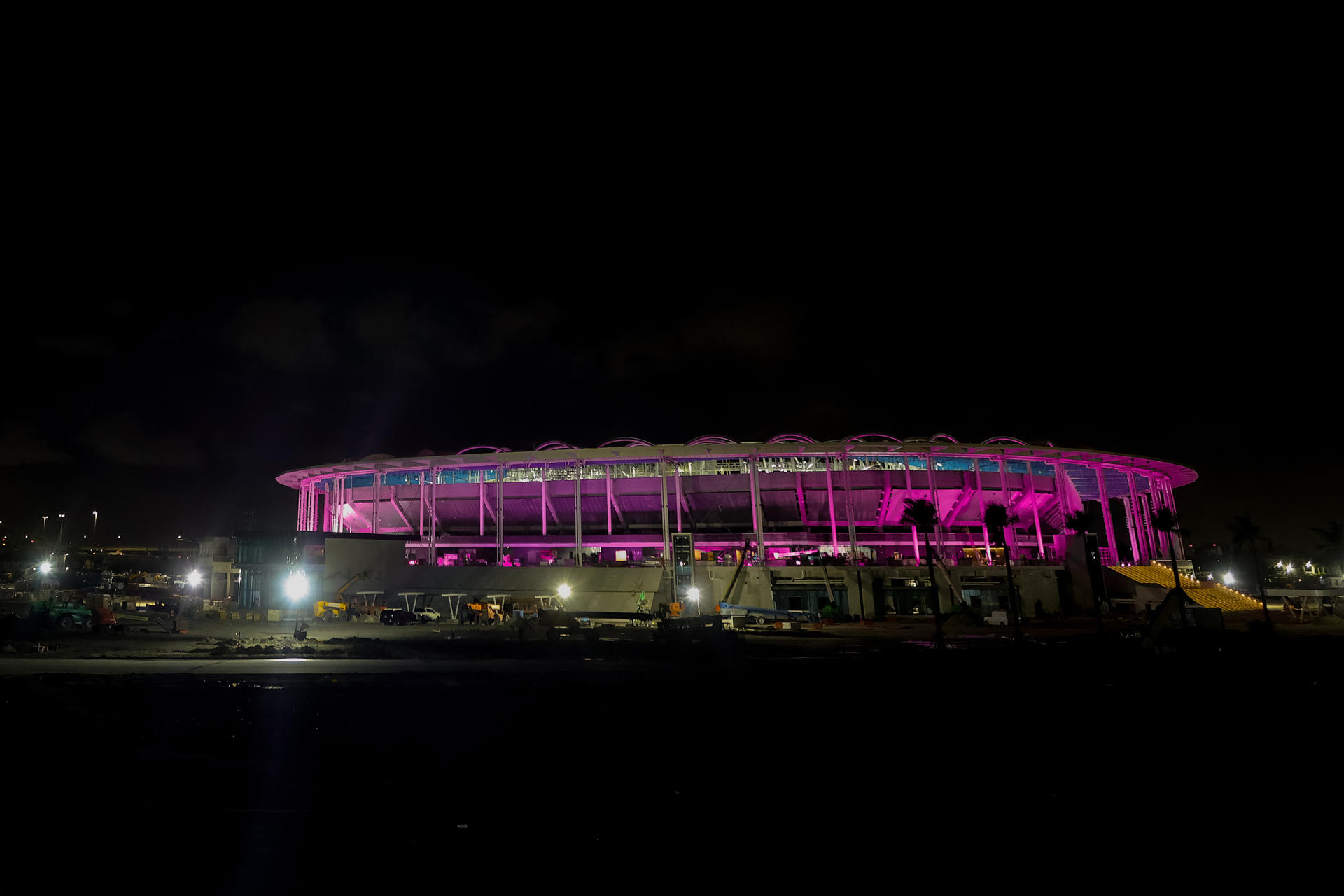 Fotografía cedida por el Inter Miami CF que muestra la iluminación de su nuevo estadio de fútbol, el Nu Stadium, cuya inauguración será en un mes. EFE/ Inter Miami CF