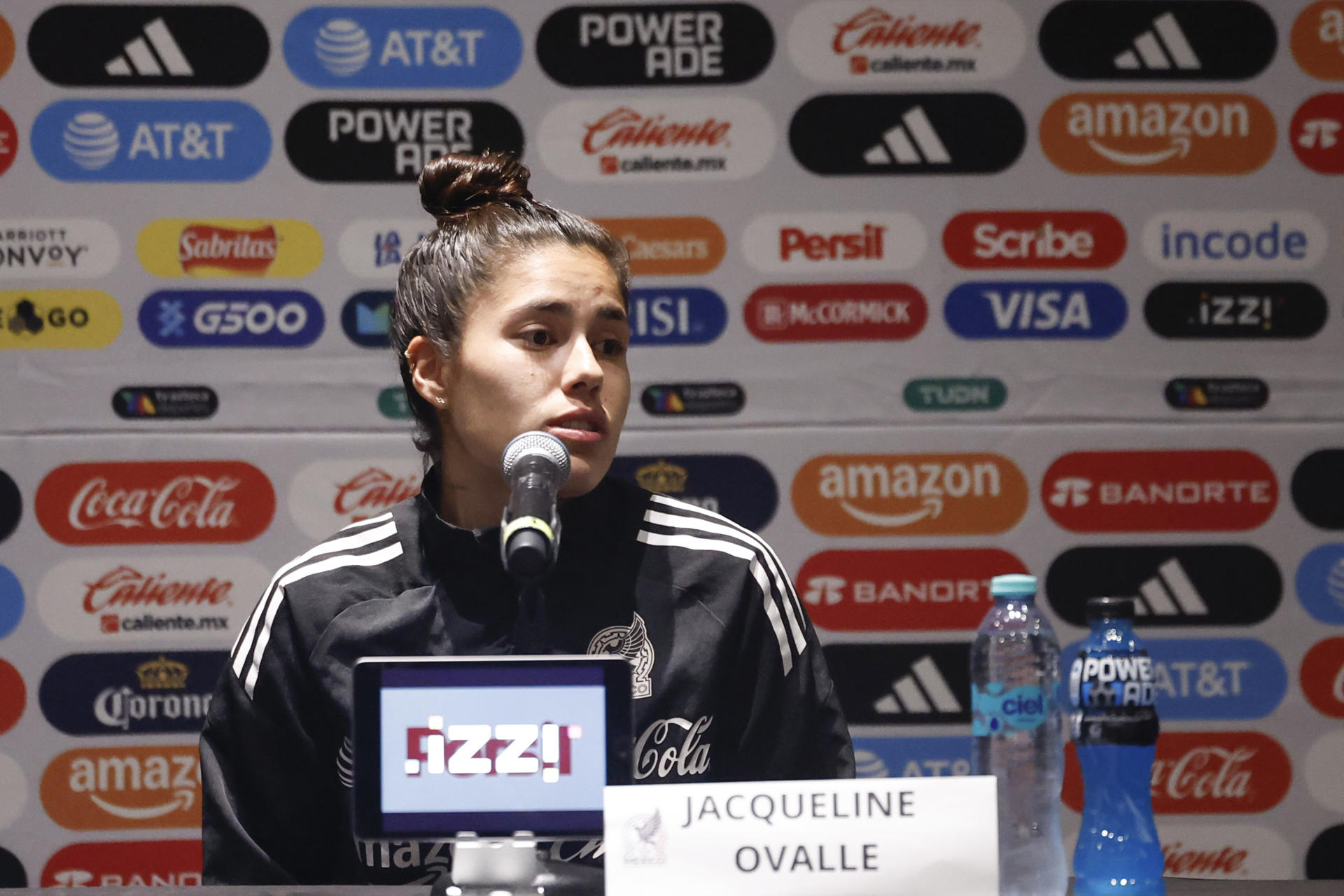 La jugadora de la selección mexicana de fútbol Jaqueline Ovalle habla durante una rueda de prensa este jueves, en Ciudad de México (México). EFE/ Sáshenka Gutiérrez 