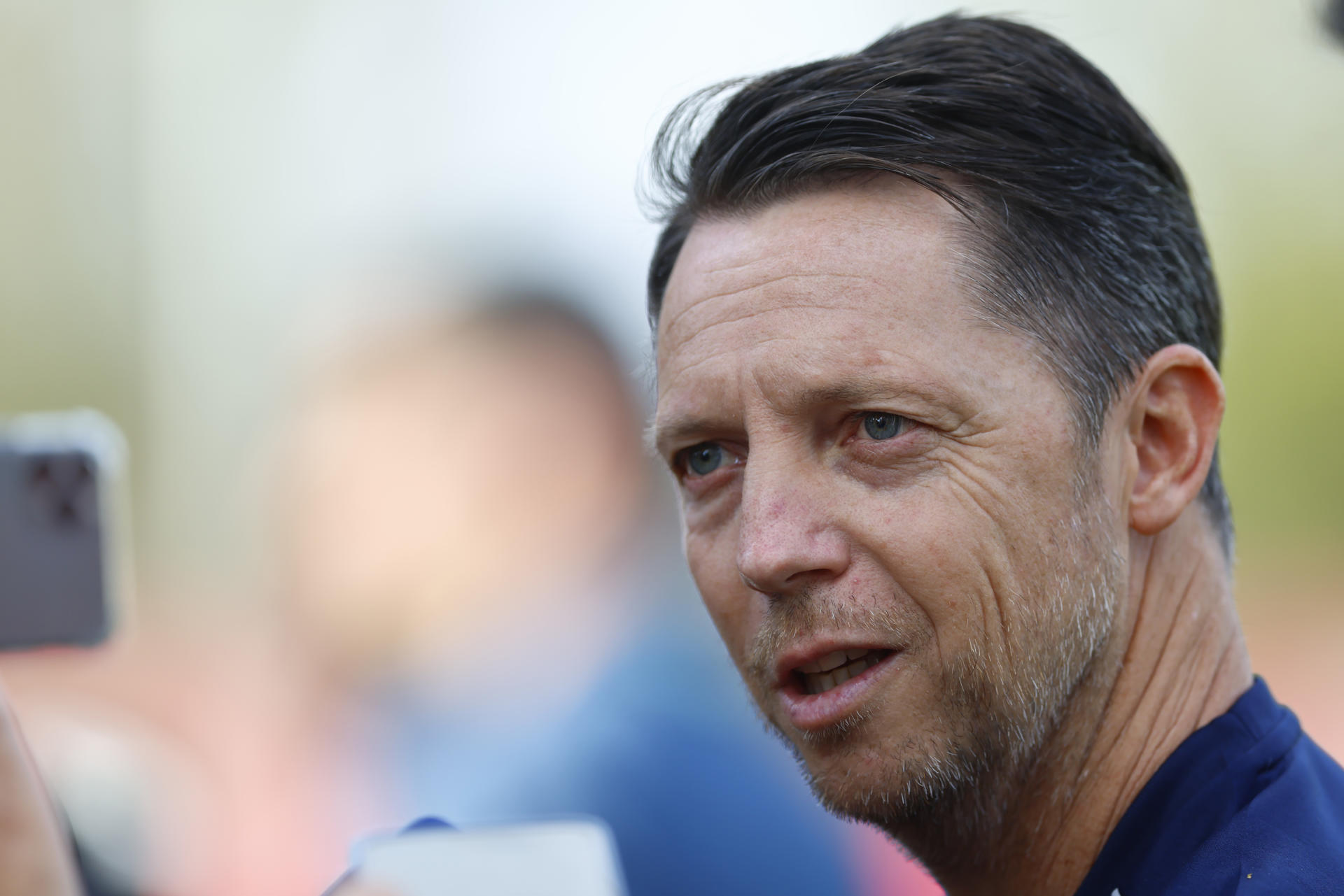 El entrenador de la selección de fútbol de Nueva Caledonia, Johann Sidaner habla con la prensa al término una sesión de entrenamiento previo a un partido de clasificación para la Copa Mundial de la FIFA 2026, ante Jamaica este miércoles, en las instalaciones de Verde Valle, en Guadalajara, Jalisco (México). EFE/Francisco Guasco 