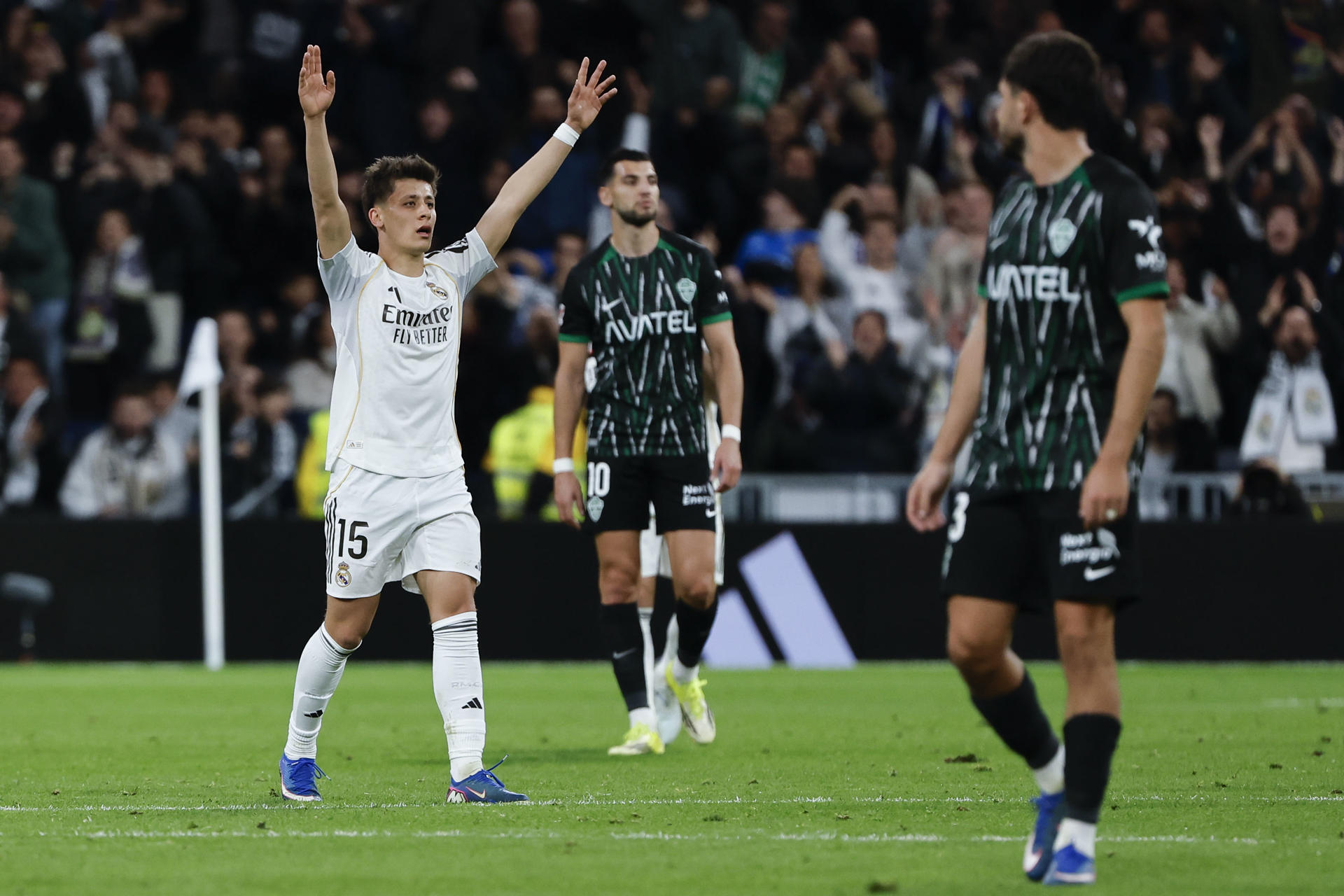 El delantero turco del Real Madrid, Arda Guler, tras conseguir el cuarto gol de su equipo durante el encuentro correspondiente a la jornada 28 de Laliga EA Sports que disputaron Real Madrid y Elche en el estadio Santiago Bernabéu, en Madrid. EFE / Sergio Pérez. 