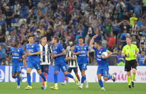 Jugadores de Cruz Azul celebran un gol este martes, en el partido de ida de octavos de final de la Copa de Campeones de CONCACAF entre Monterrey y Cruz Azul en el estadio BBVA, Guadalupe (México). EFE/Miguel Sierra