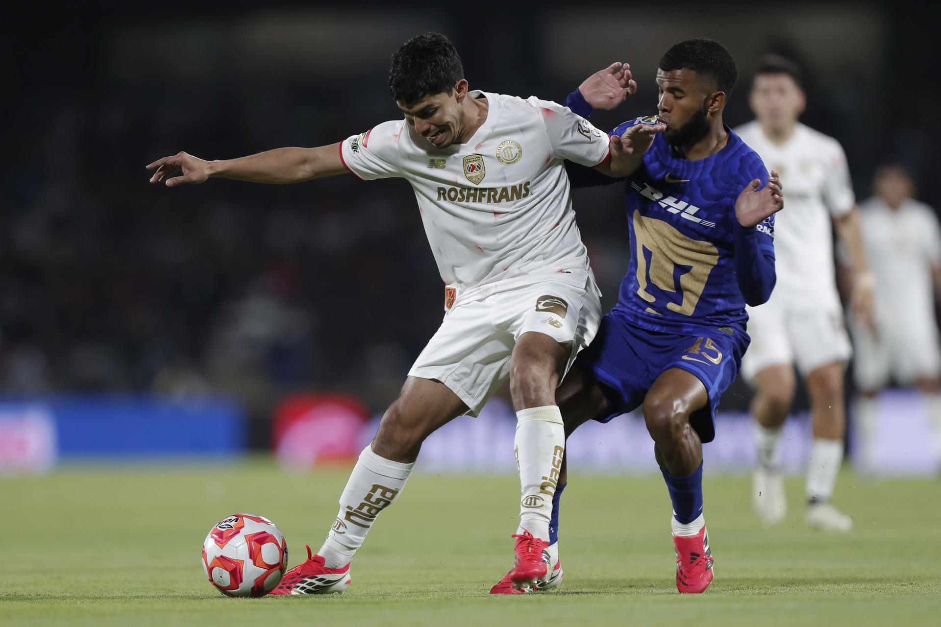 Pedro Vite (d), de Pumas, disputa un balón con Diego Barbosa (i), de Toluca, durante un partido del torneo Clausura 2026 de la Liga MX entre Pumas y Toluca en el estadio Olímpico Universitario en Ciudad de México (México). EFE/Isaac Esquivel